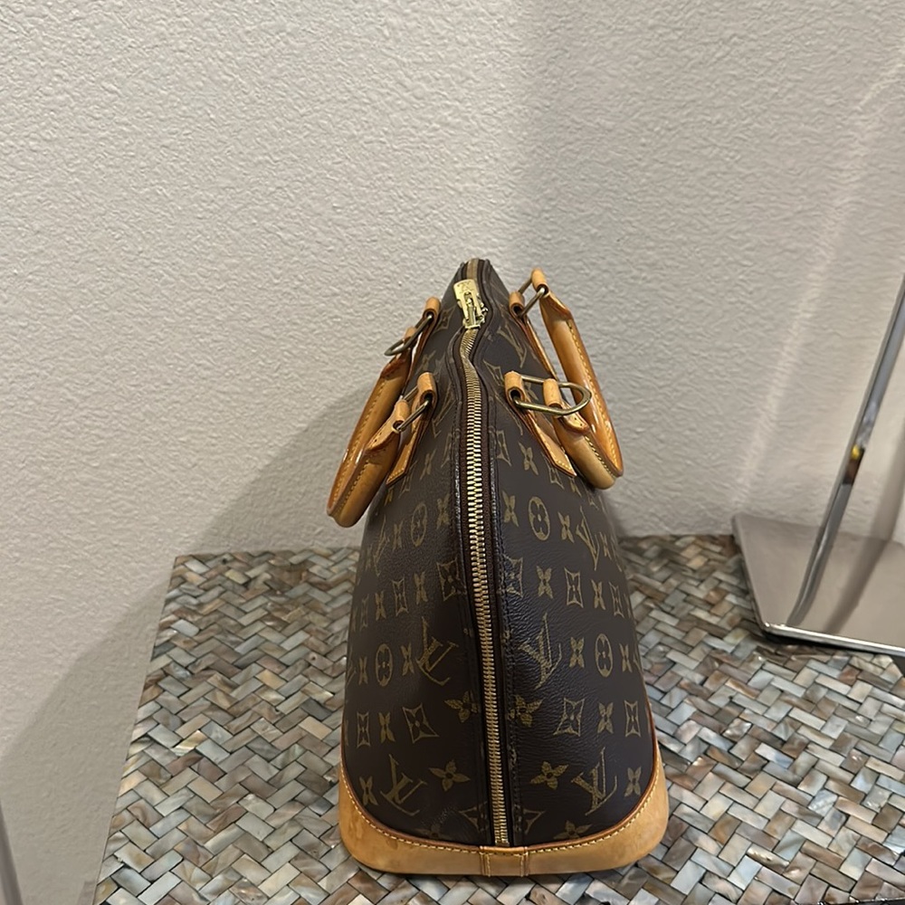 BA1013 Authentic Louis Vuitton Alma handbag - Picture 4 of 12